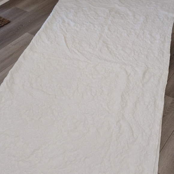 Elegant White Textured Coverlet - Picture 9 of 10